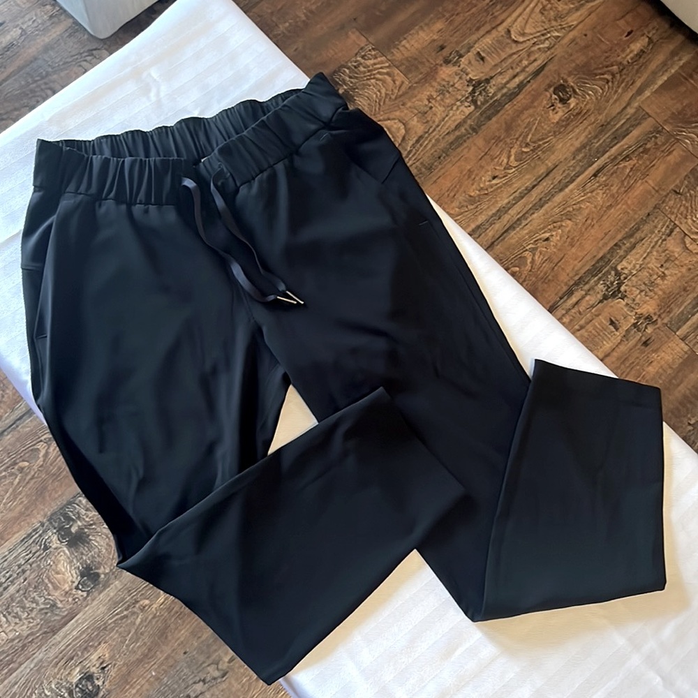Like New Lululemon Stretch Mid Rise 7/8 Length Pant, size 6 in Black